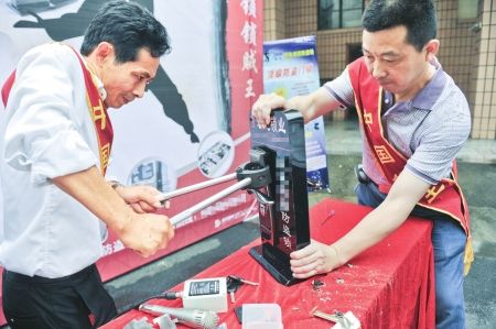锁匠示范用大力钳暴力撬锁
