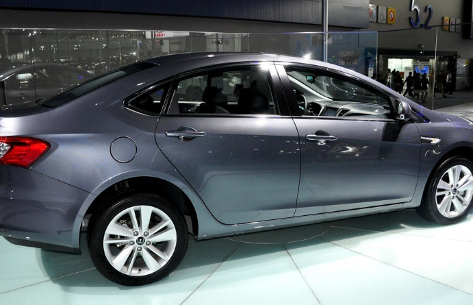 气场足的s5 turbo,不夸张的说,还挺抢眼的,运动感强烈