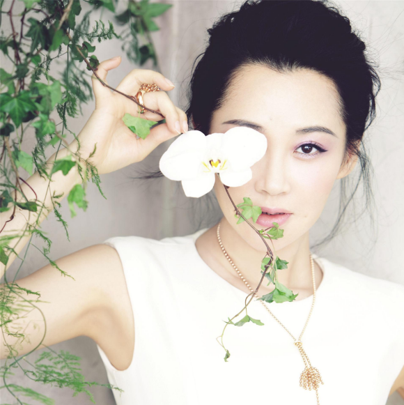 许晴戴墨镜穿衬衣大秀性感,网友表示:阳光下的你最美!