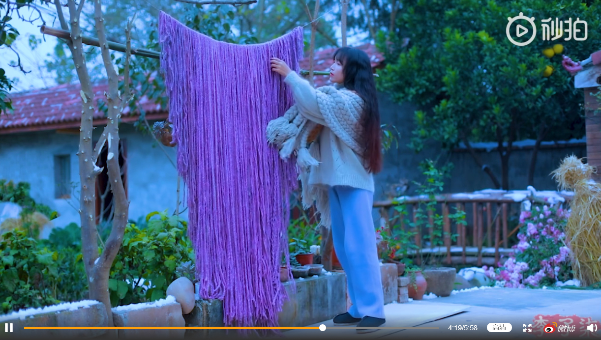 李子柒更新了视频,李子柒手工纺织印染羊毛,做了一件斗篷披风