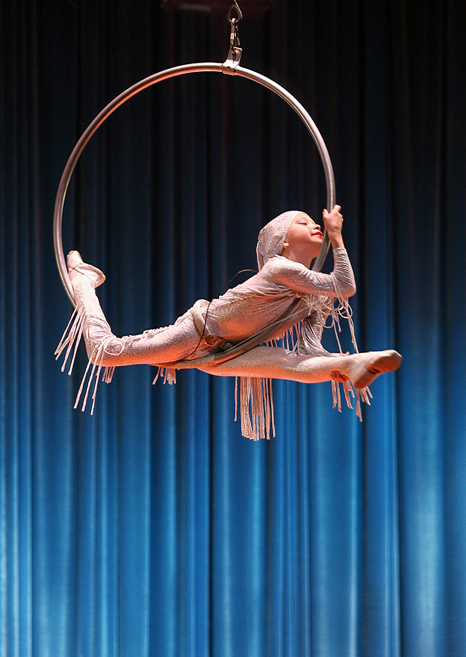 "杂技运动的起源与发展:从劳动技能到艺术舞台的演变" 杂技运动,也被