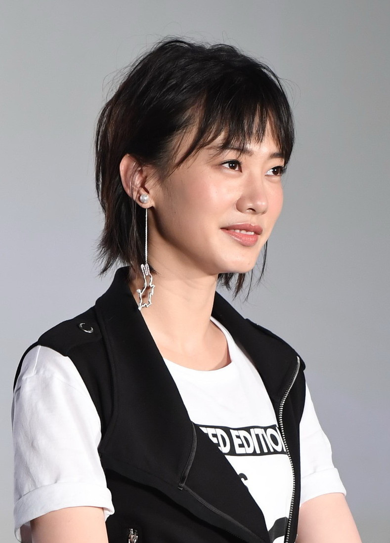 在电影《谁的青春不迷茫》虽然是第一次担纲女主,但郭姝彤的青涩并不