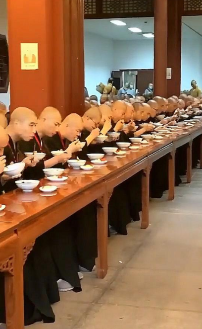看和尚吃饭的照片,整整齐齐像在"军训",网友:喝粥已是过去式