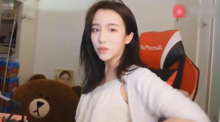 呆妹儿直播被黑说没胸,呆妹:非要我挤给你们看是吧