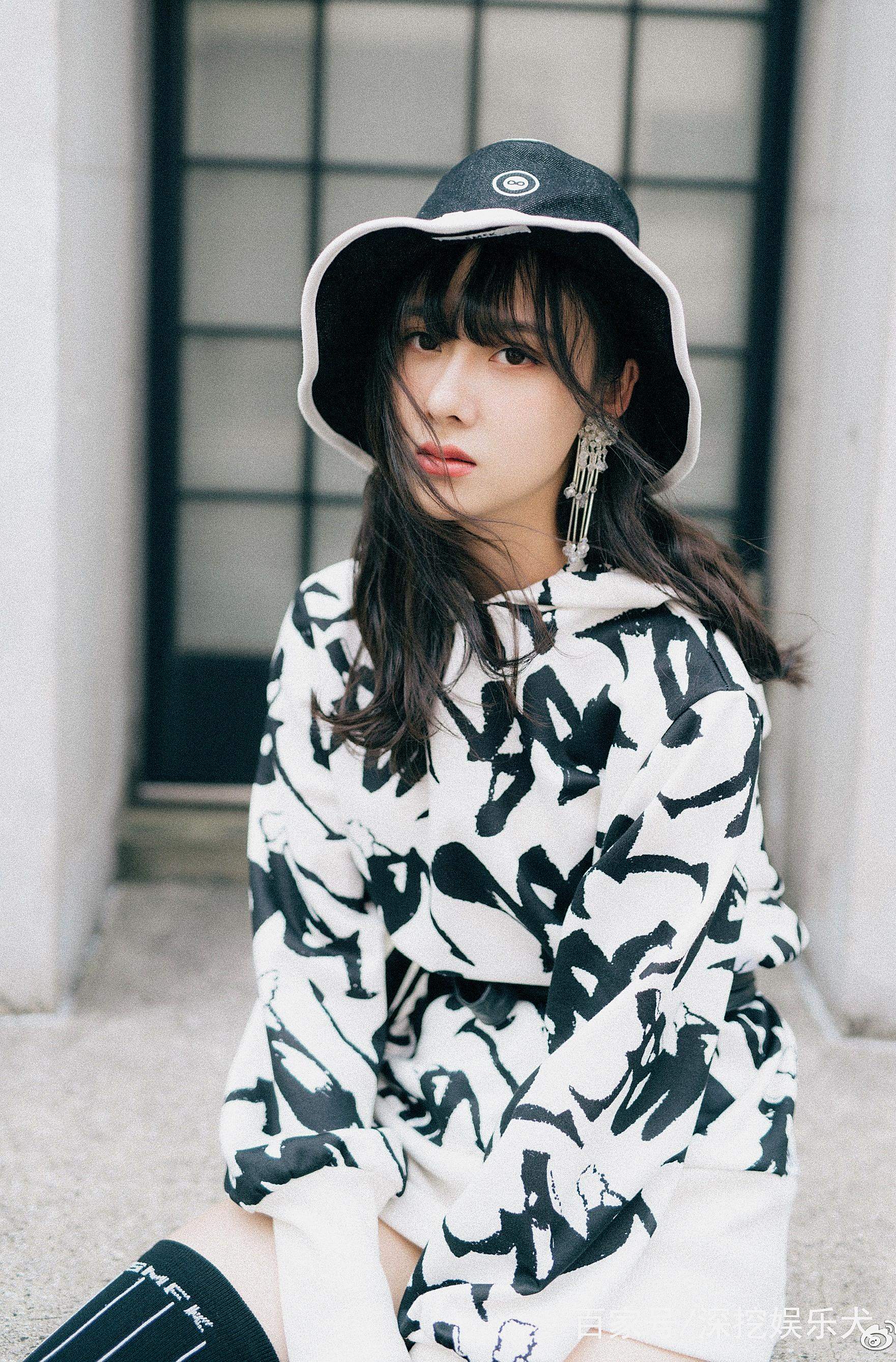 清纯,性感,风格随意切换,曹曦月这组街拍美得不像话