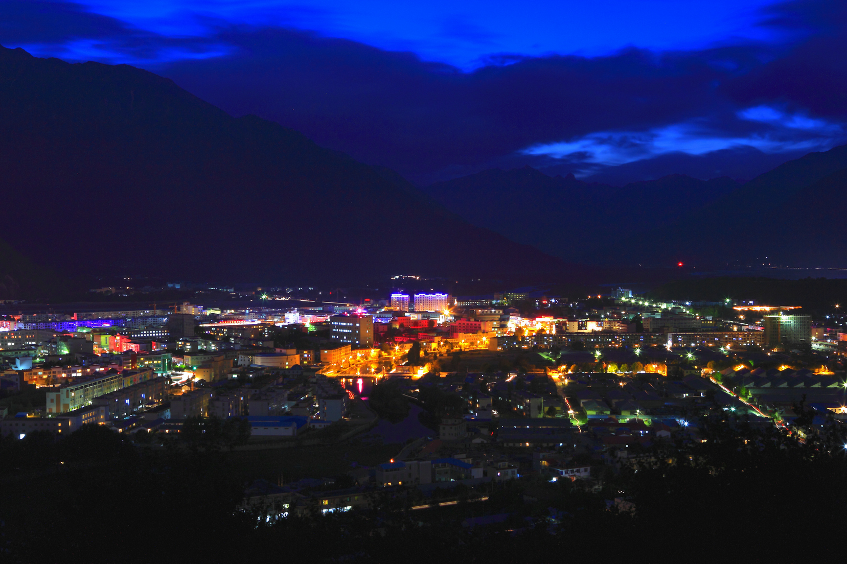 西藏夜景:夜初静,人已寐,闪闪繁星点缀着藏青色的帷幕