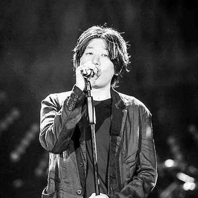 因一首歌红遍大街小巷,今老狼只能靠在饭店卖唱为生,令人心酸