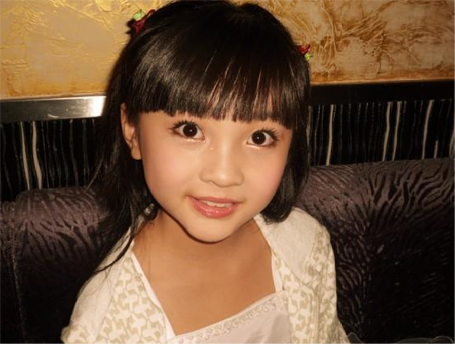 如今当年的领唱小姑娘长大了,如今19岁的她就读于南