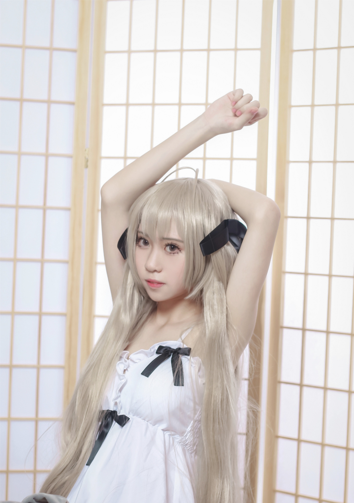 cosplay:刚睡醒的春日野穹,穿白色睡裙揉眼睛,打哈欠的样子真美