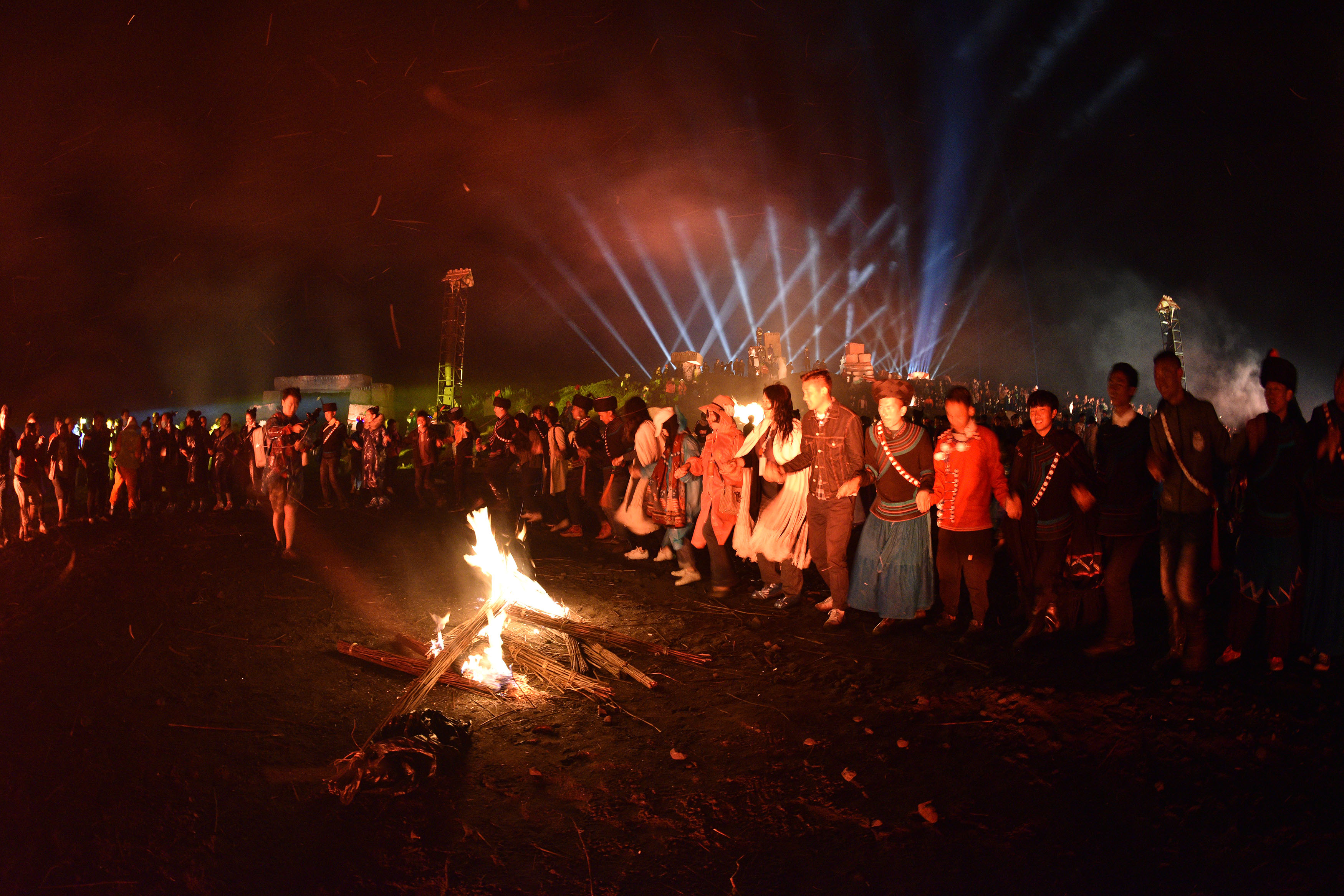 彝族同胞欢庆火把节(3)