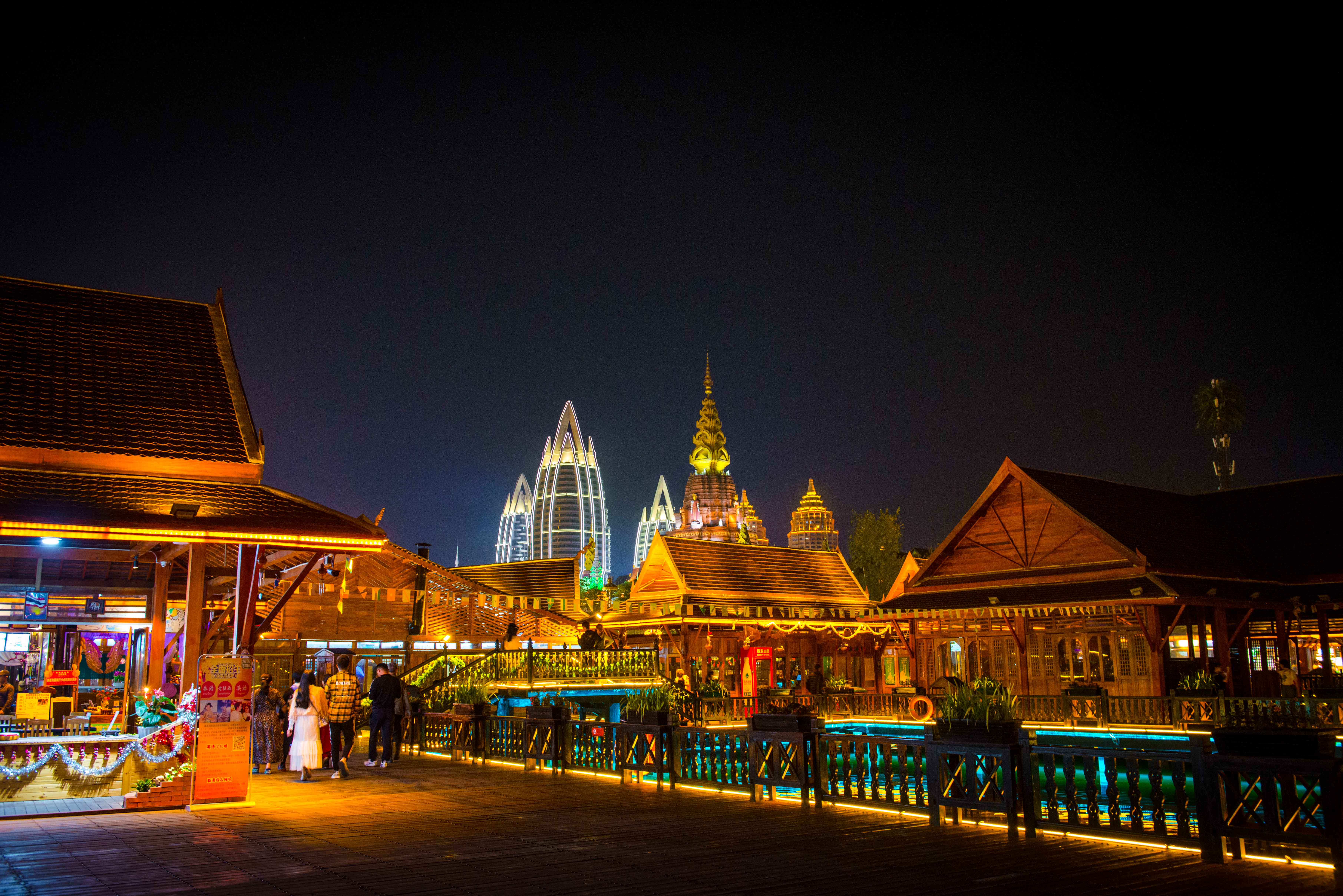 西双版纳景洪告庄的迷人夜色 转载自百家号作者:蓝田摄世界