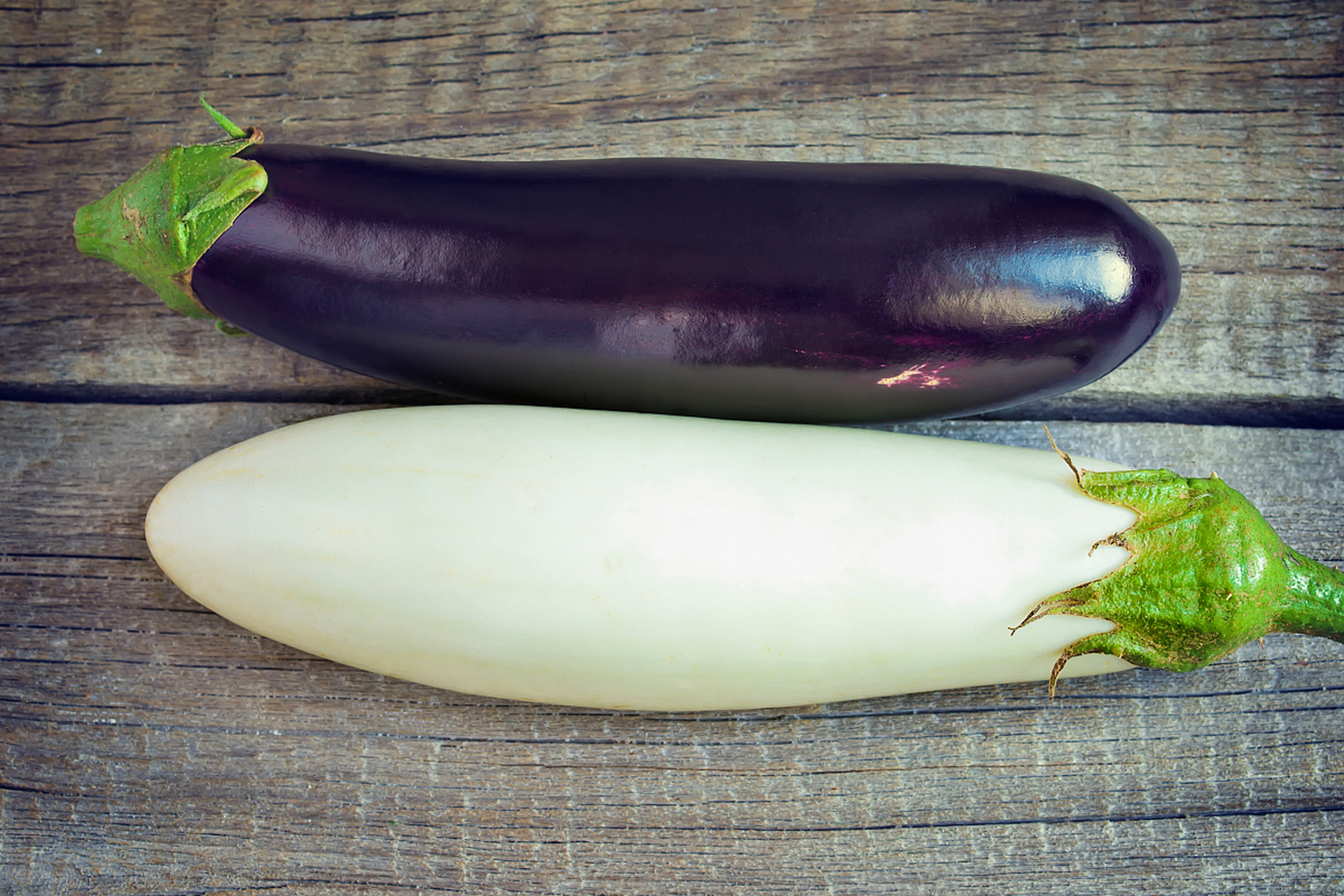 白皮茄子和紫皮茄子是两种常见的茄子品种,它们在外观,口感和营养成分