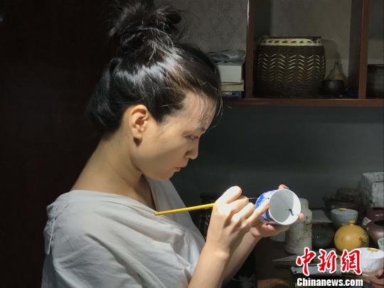 90后女子巧用金缮修复技术 让破碎陶瓷重生