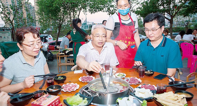 市领导干部上街吃美食,要火的节奏!