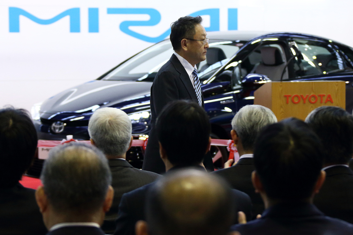 丰田汽车会长丰田章男近日就旗下公司一系列丑闻鞠躬道歉.