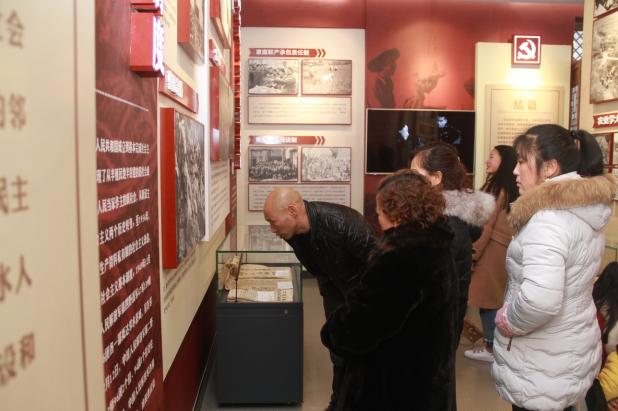 过个文化年儿 邻水市民纷纷到博物馆"打卡"