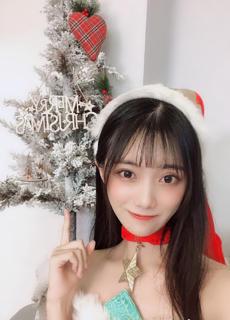 lpl小钰的圣诞cosplay,真是美美哒!网友:这样真的不冷吗?