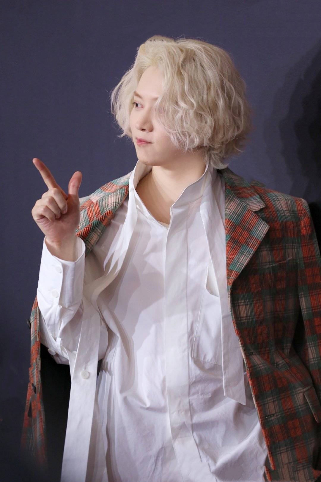 super junior金希澈追星成功中国流量小花,却被造型抢了镜?