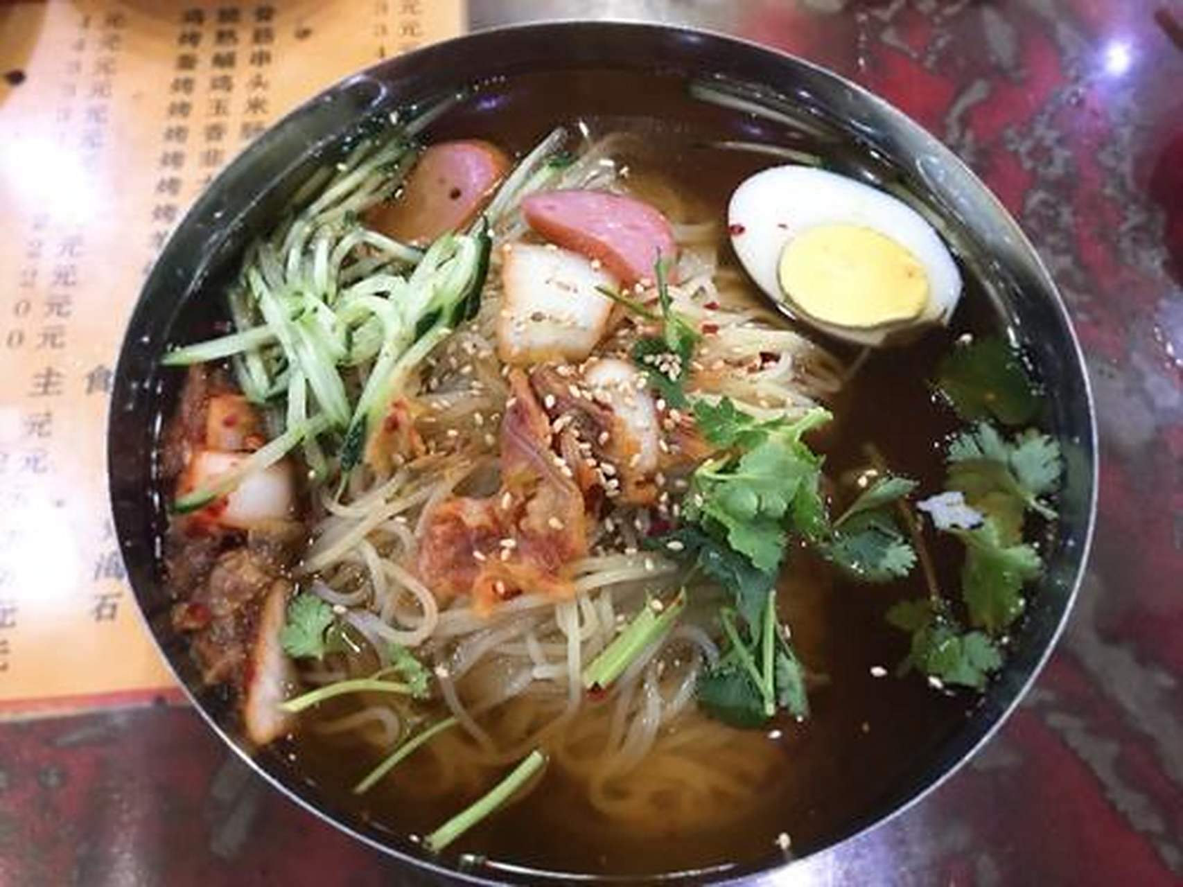 西塔大冷面属朝鲜族特色风味,是现压冷面,用料为面粉加淀粉和成,现挤