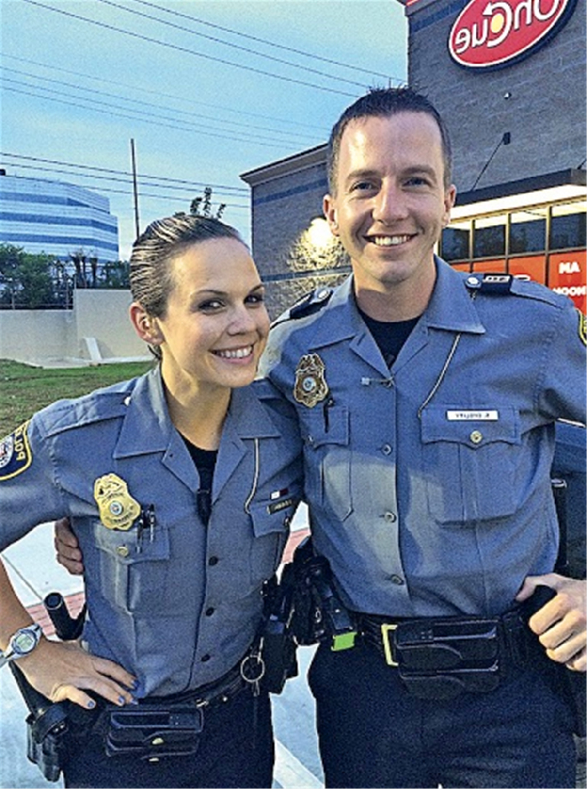 盘点:那些漂亮又能干的美国女警,她们工作时又仔细又严格粗暴!