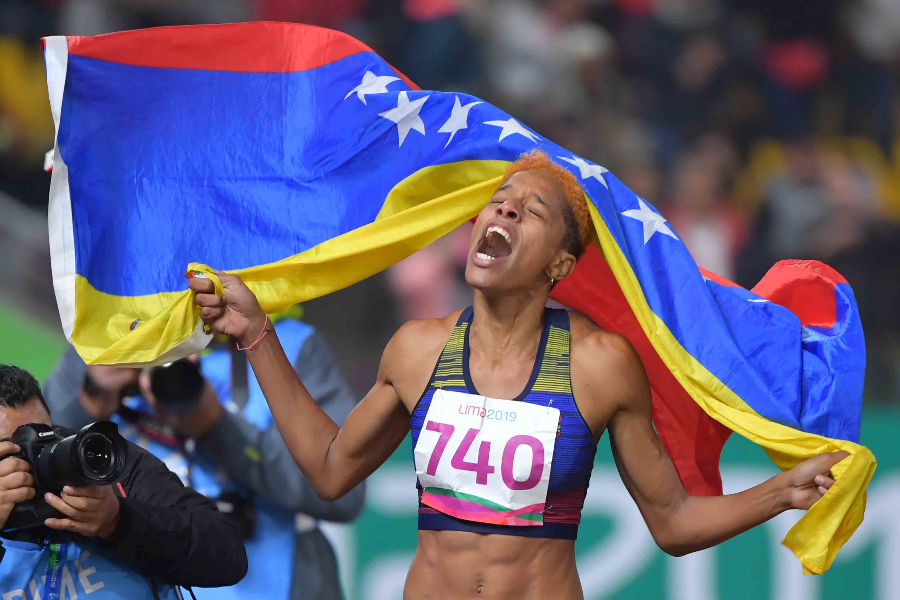 泛美运动会——委内瑞拉选手获田径女子三级跳冠军