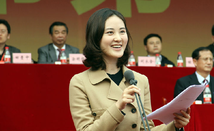 她曾获各种模特大奖,是央视知名美女主持,现已37岁单身至今