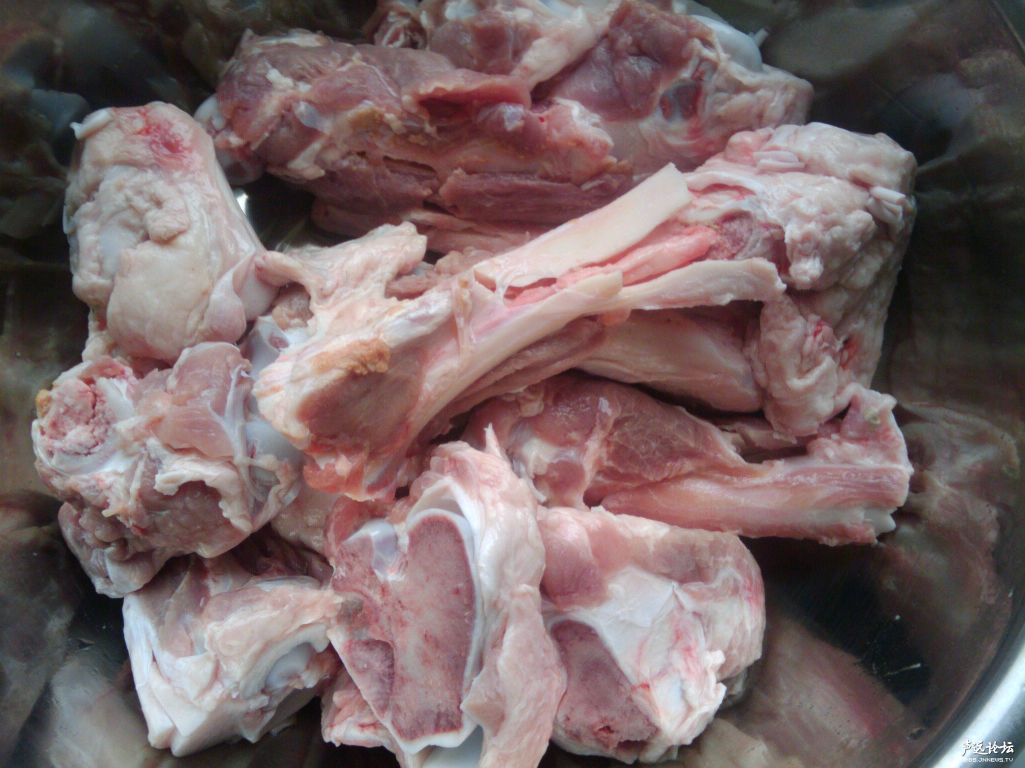 你知道给狗狗吃骨头其实是很危险的吗?