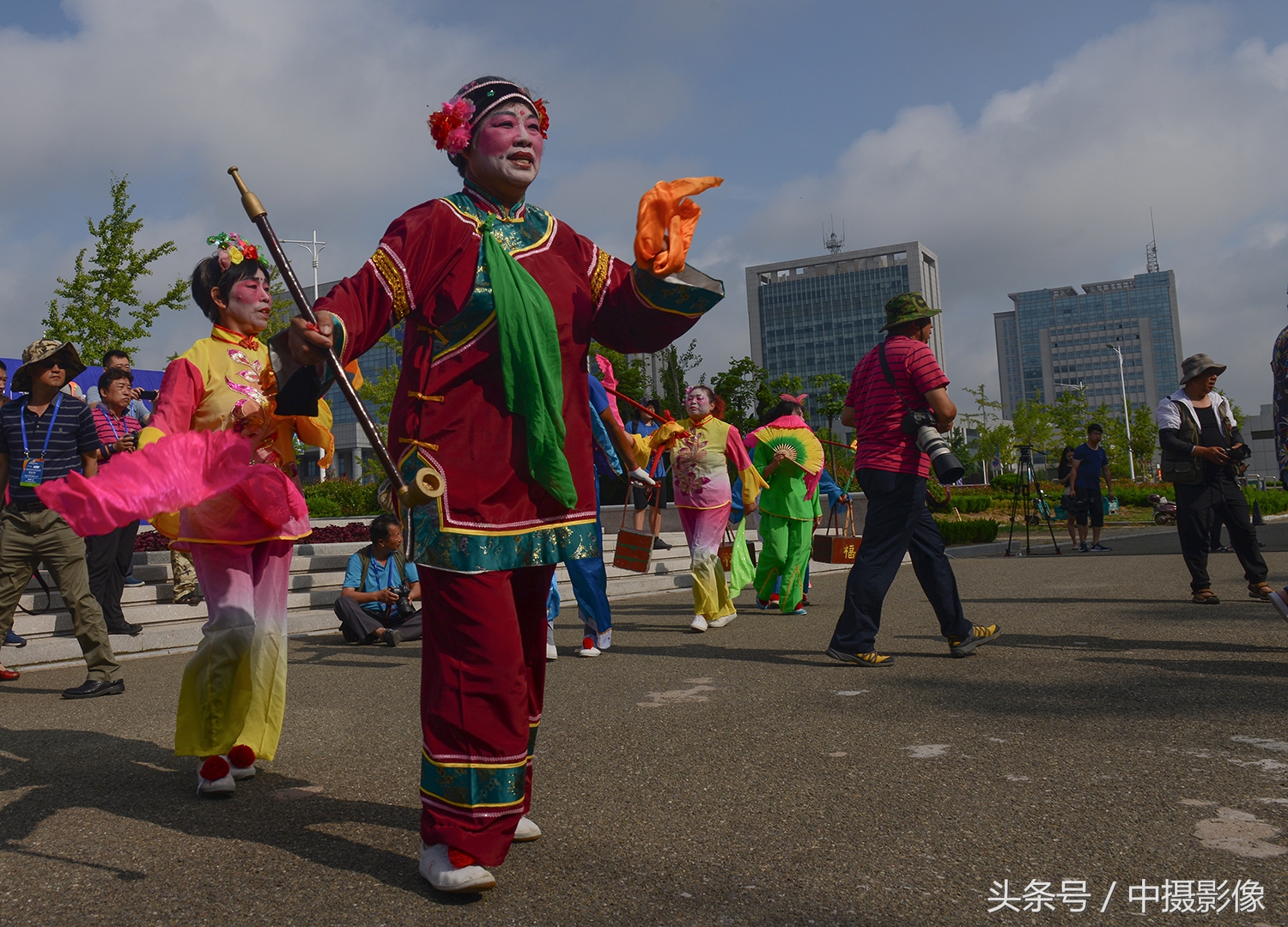 海阳大秧歌是一种古老的传统民间舞蹈,集歌,舞,戏于一体的民间艺术