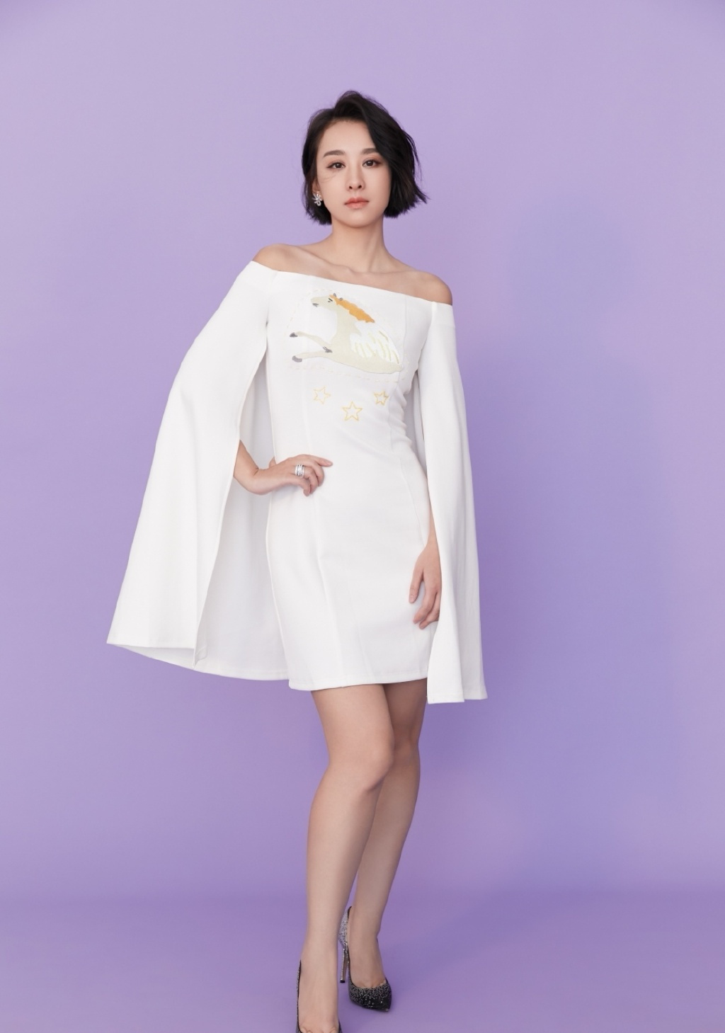 35岁穆婷婷太抗老,格子西装搭配牛仔裤高跟鞋,一张娃娃脸很显嫩