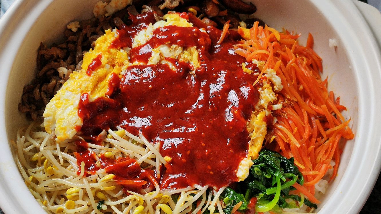 韩式石锅拌饭,用石锅刷油焖饭焖出锅巴,秘制酱料炒一炒更香