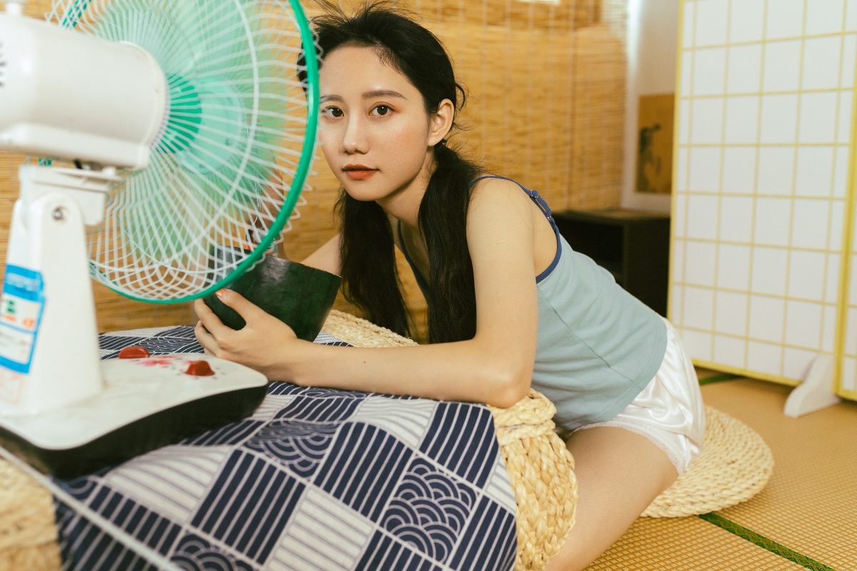 摄影:少女站在那儿,身姿轻盈如在风中飞舞!