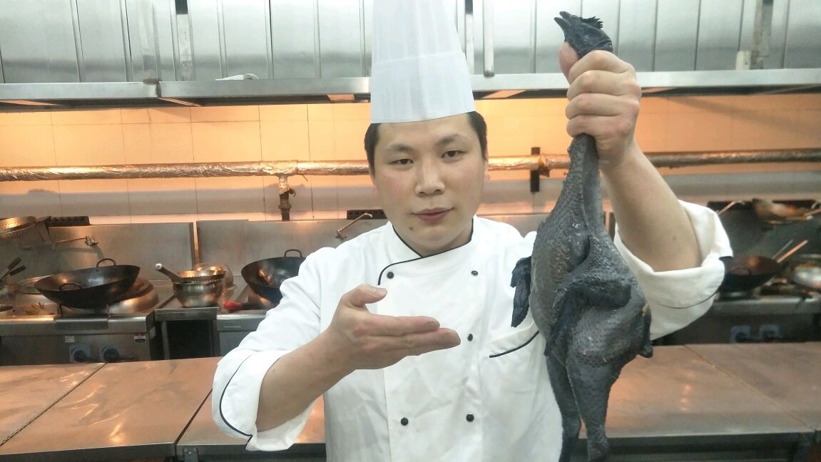 酒店大厨教你：“乌鸡”的宰杀分解方法和好吃营养的做法，美味
