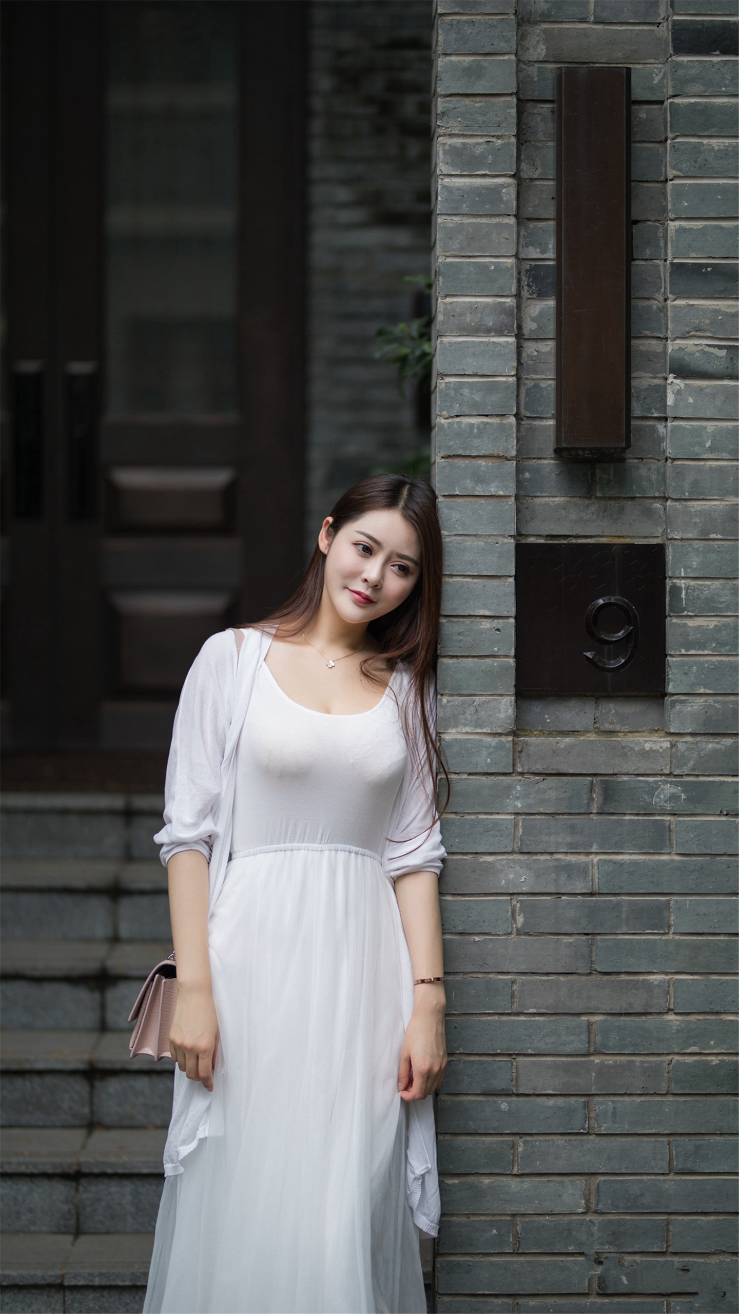 穿白纱裙的美女,丰满又迷人,十分养眼