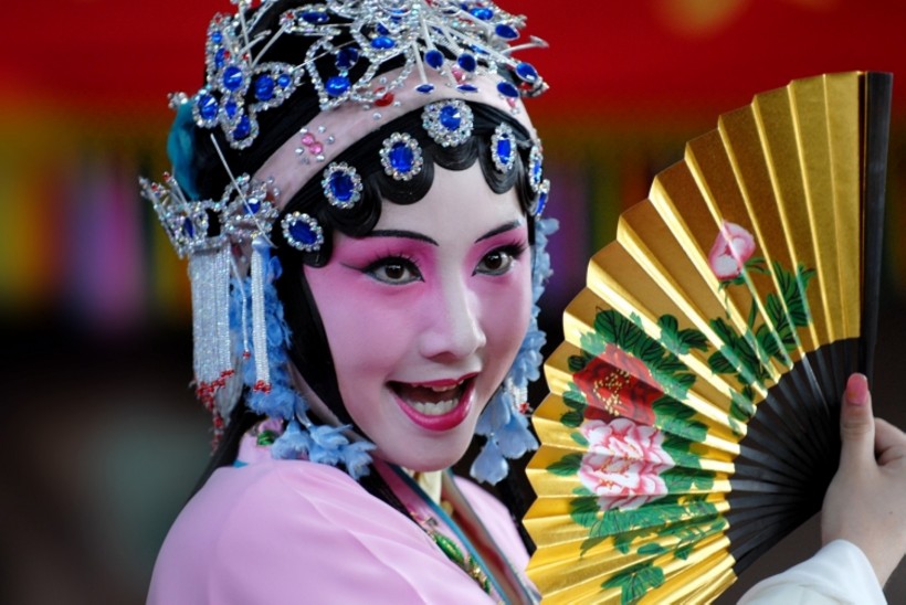 自秦淮河畔,写一段南朝往事,化作《桃花扇》中李香君的扇面桃花.