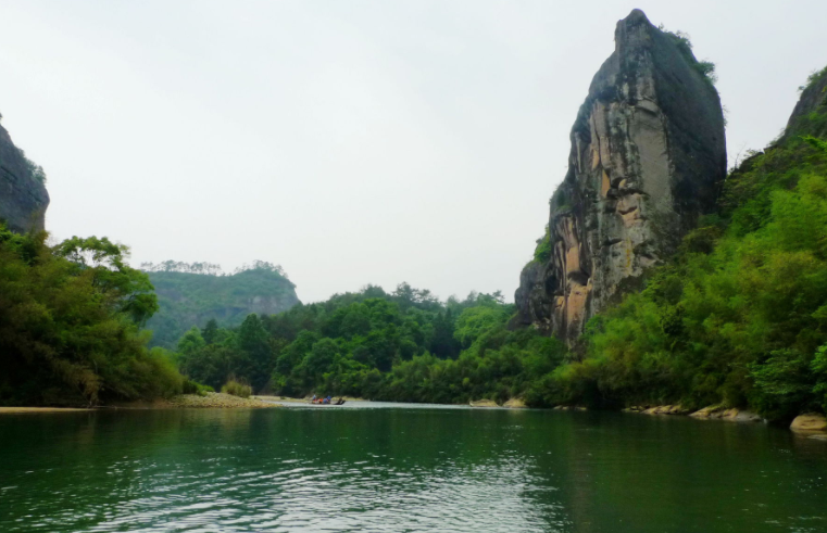 旅游:武夷山三十六峰天然汇集,九曲溪巧妙环绕,舒适气候相衬