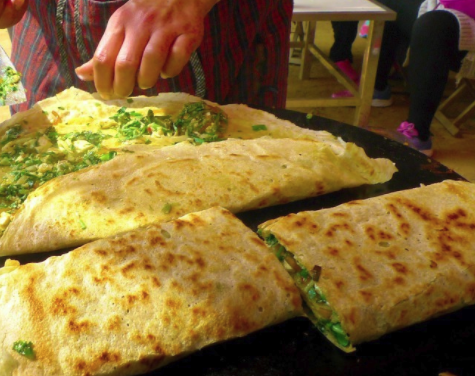 菜煎饼是起源于山东滕州的著名小吃,流行于枣庄,济宁,临沂,徐州,济南