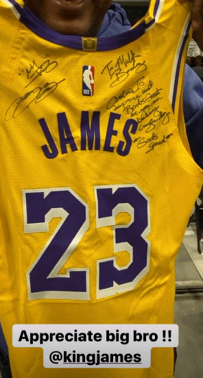追星成功?马利克-比斯利赛后晒出自己的詹姆斯签名球衣