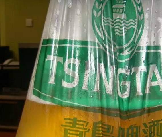 云南有十八怪,青岛也有几件怪事,啤酒装进塑料袋!