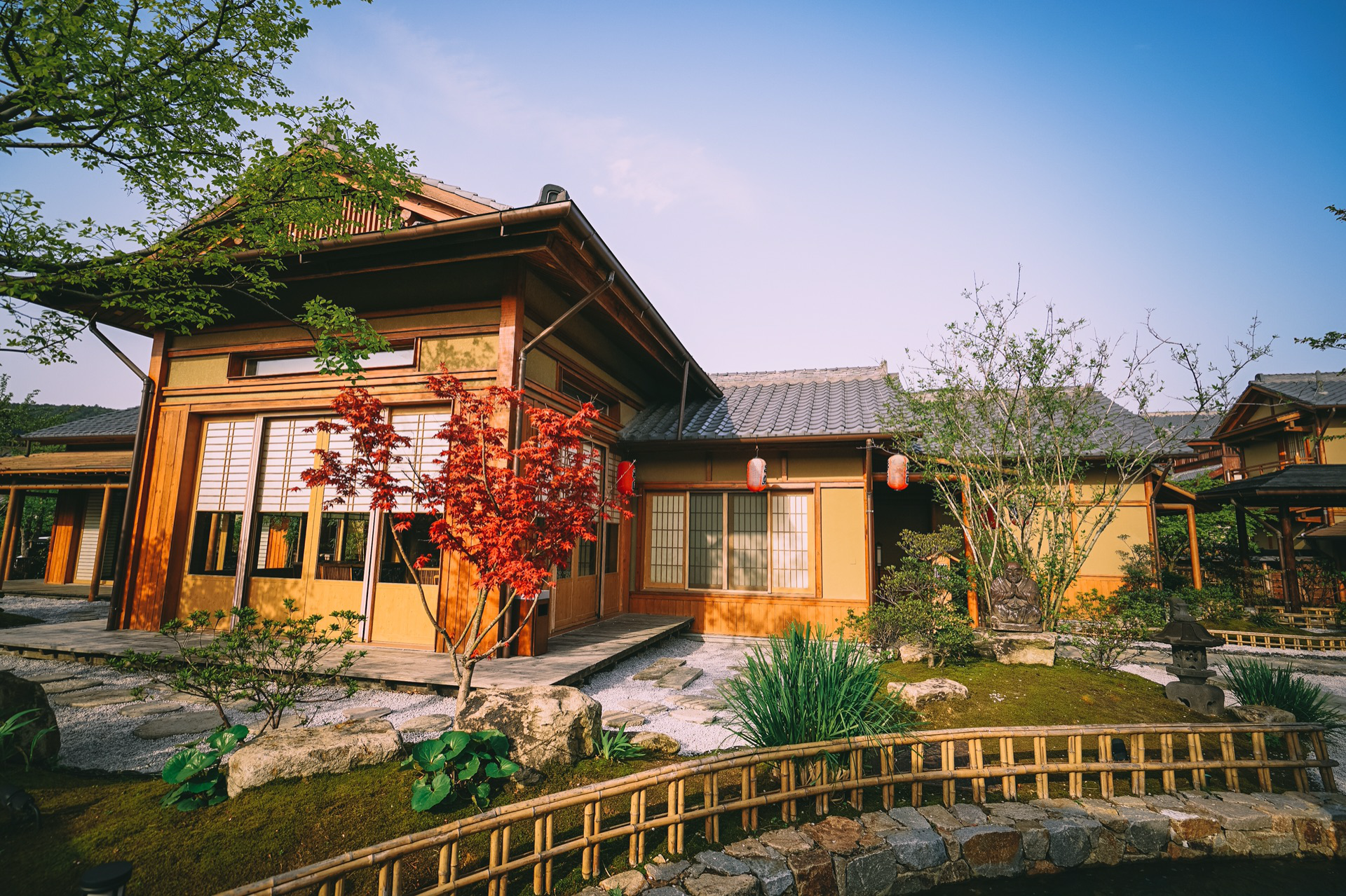 它是灵山下的一座小镇,取名自"拈花一笑",唐代风格是一大特色