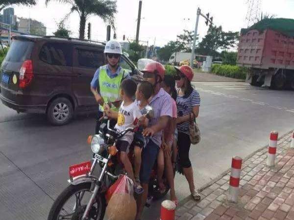 触目惊心!一组摩托车超载的照片,最多一辆坐了18个人