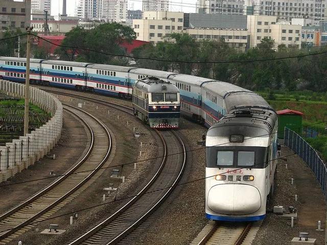 坐过"蚕宝宝"吗?在上局,哈局运行了10年的新曙光号柴油动车组