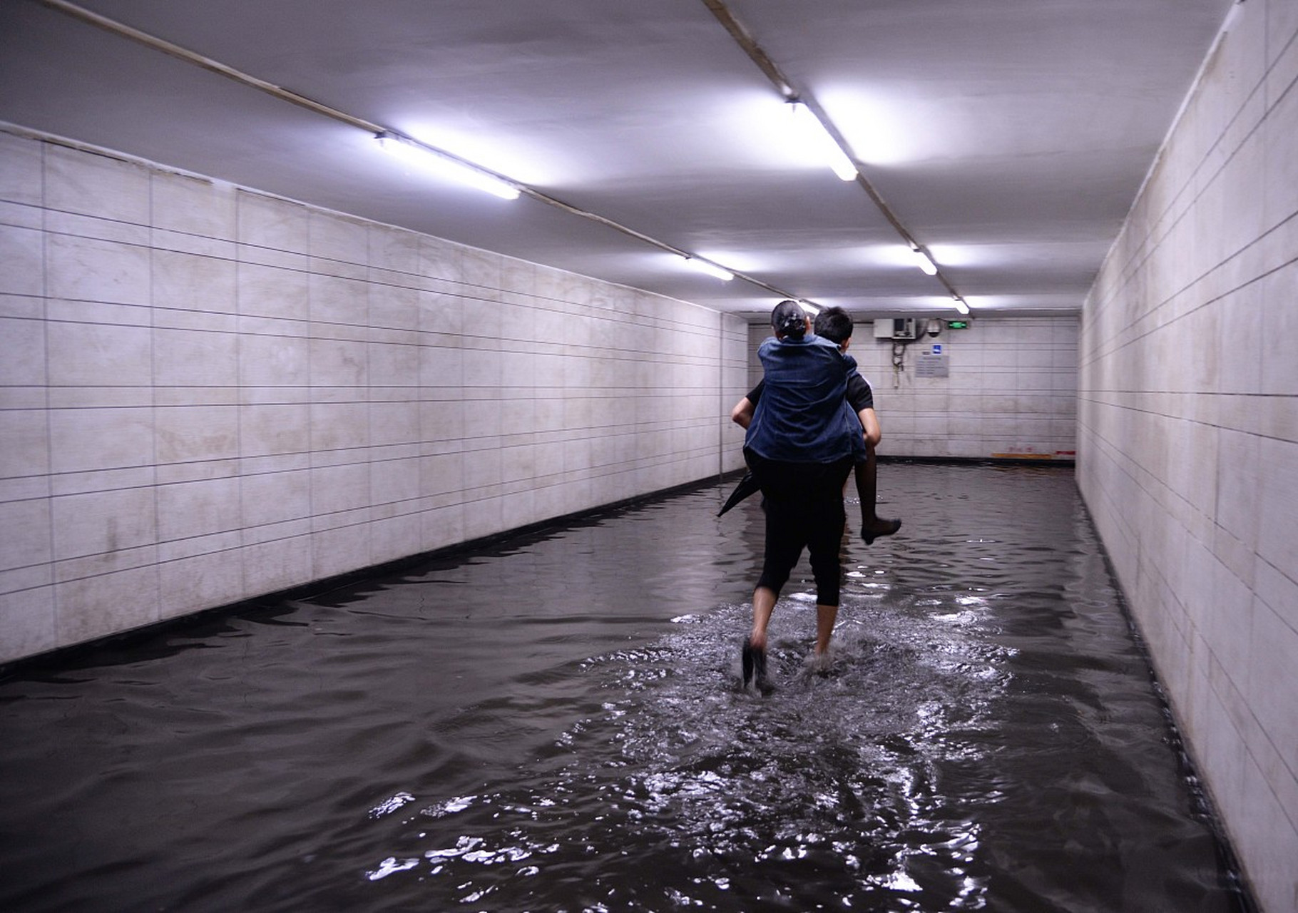 重慶暴雨地下通道被淹 行人蹚水上班 最近,重慶遭遇了連續強暴雨的