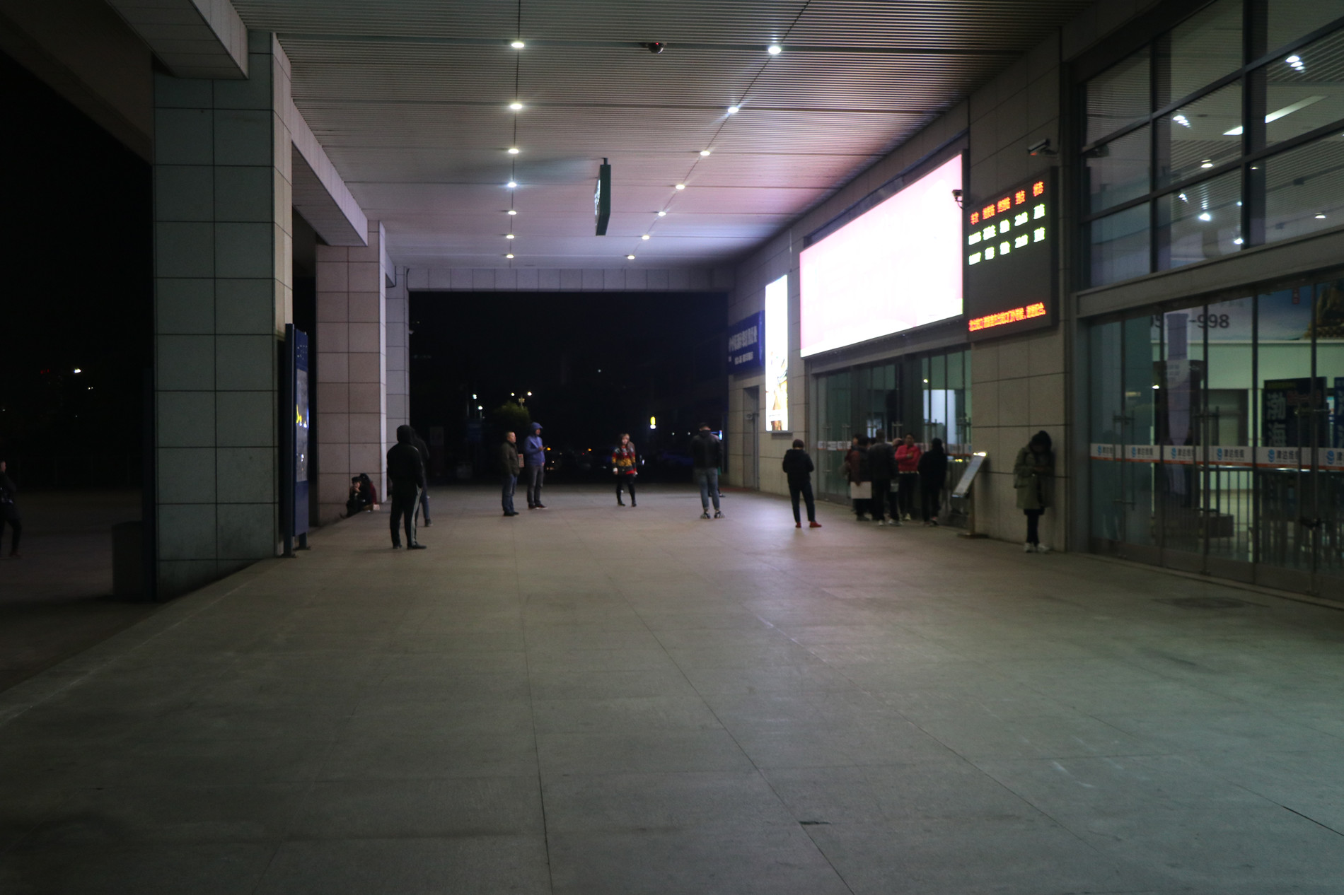 组图:d1625,烟台火车站每天最晚到达的一趟动车