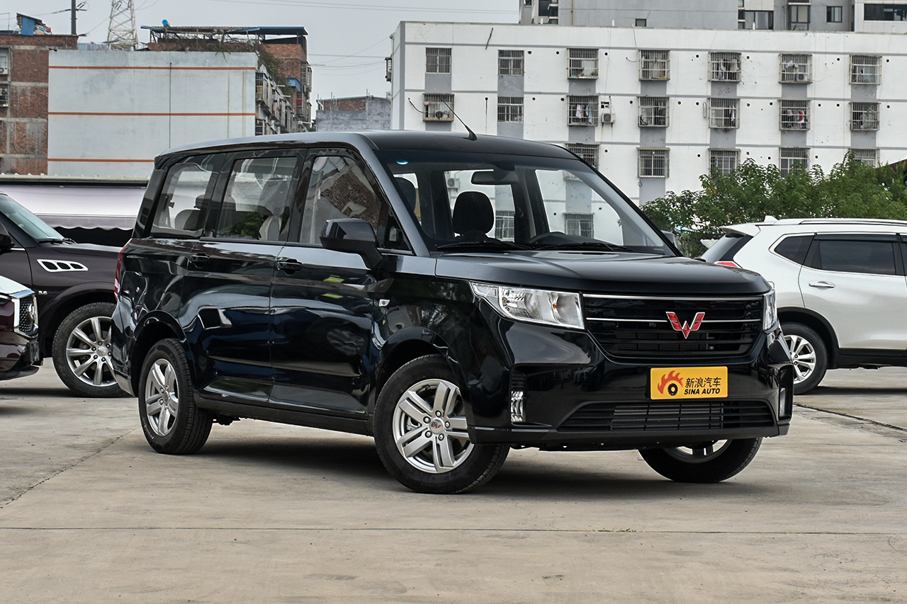 2019款五菱宏光plus 1.5t 手动舒适型7座