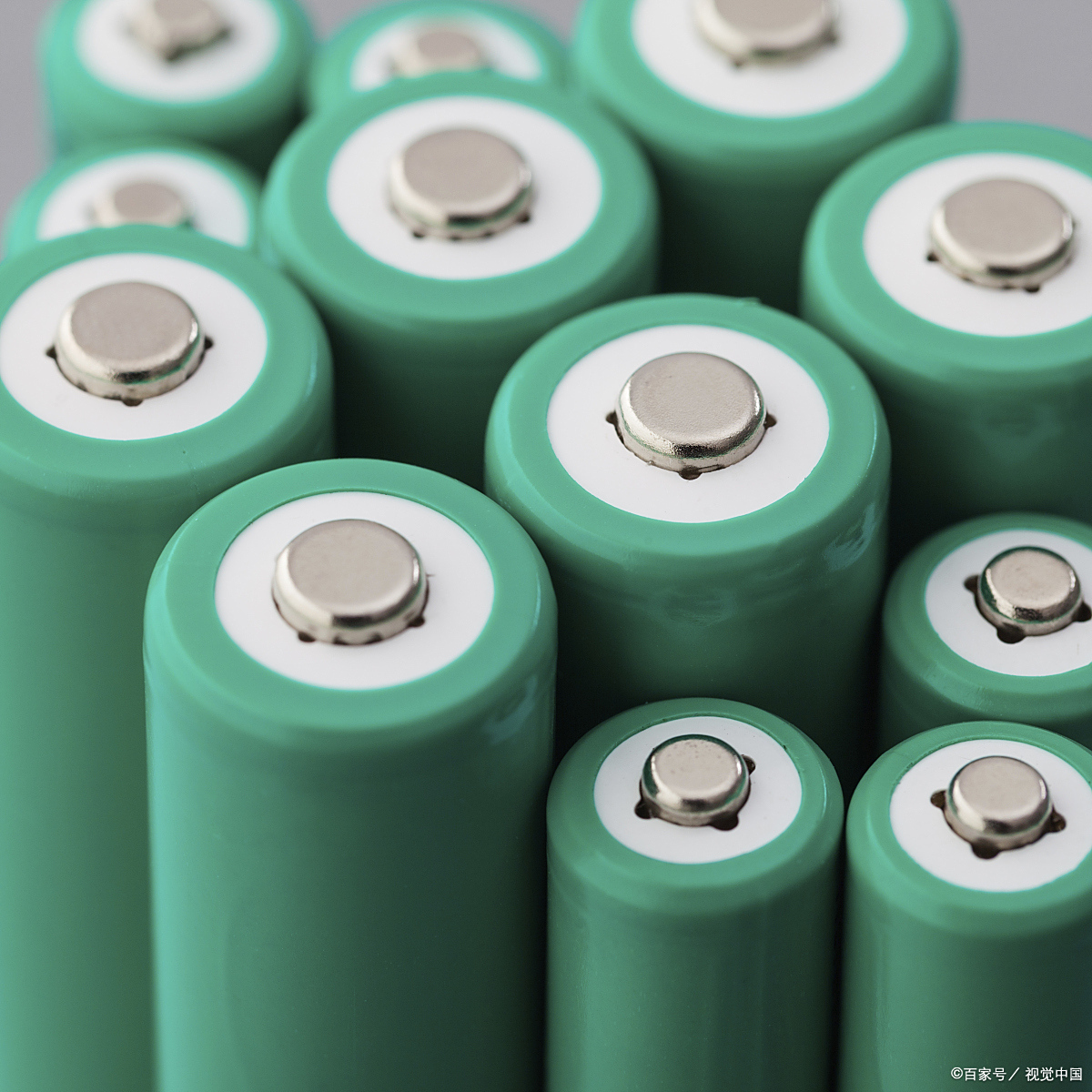 基于高介电聚合物和离子液体的固体聚合物电解质在锂电池中被广泛使用