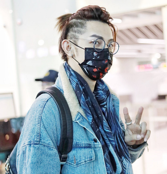 汪东城扎小辫戴花口罩潮装亮相,遇跟拍频繁整理发型超有偶像包袱