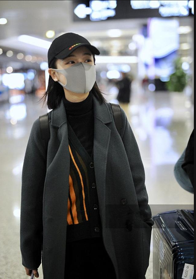 姜梓新身穿绿色毛呢大衣现身机场 身材娇小可人笑容灿烂