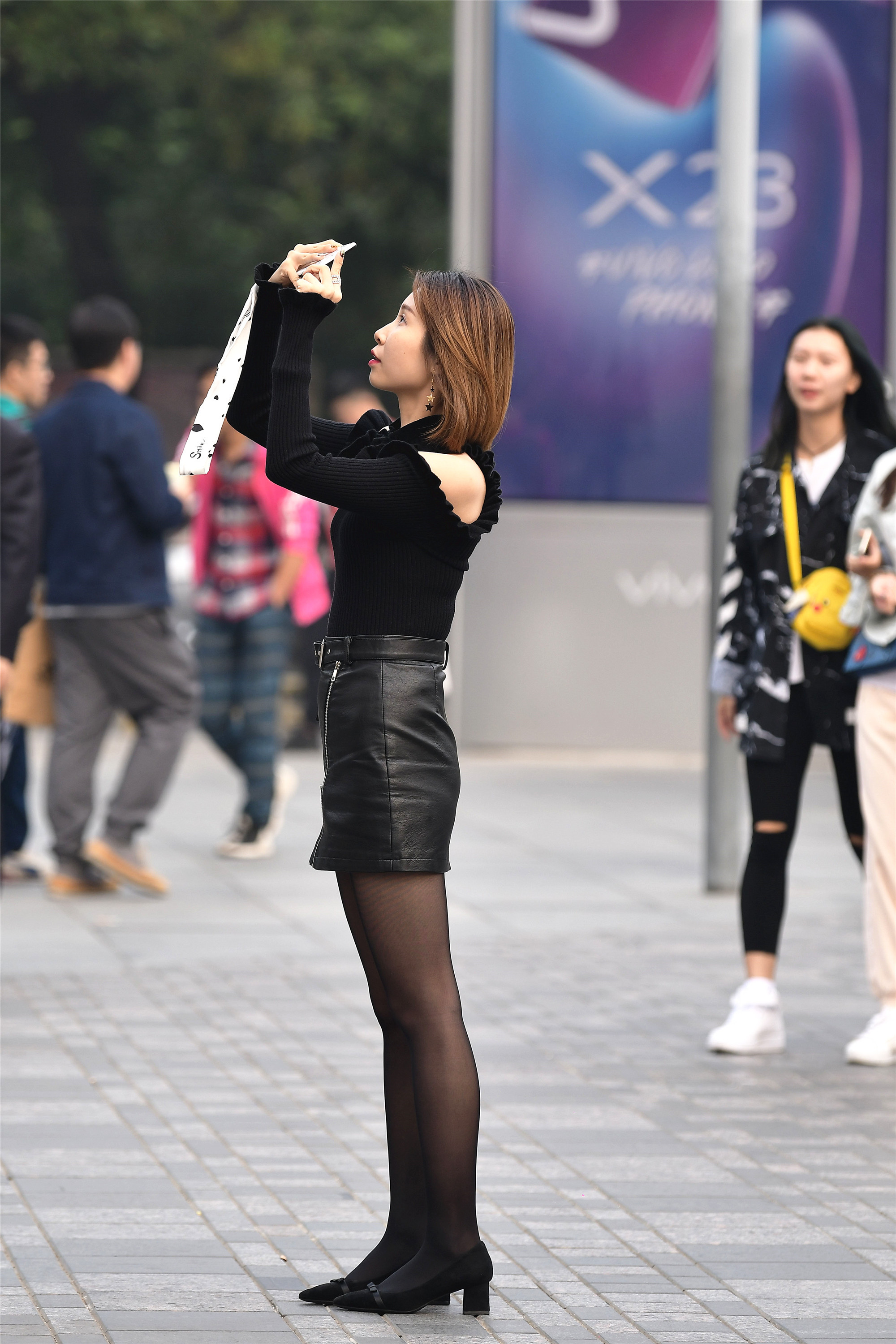 皮裙搭配黑丝,身材高挑比例又好,秋天的最佳搭配