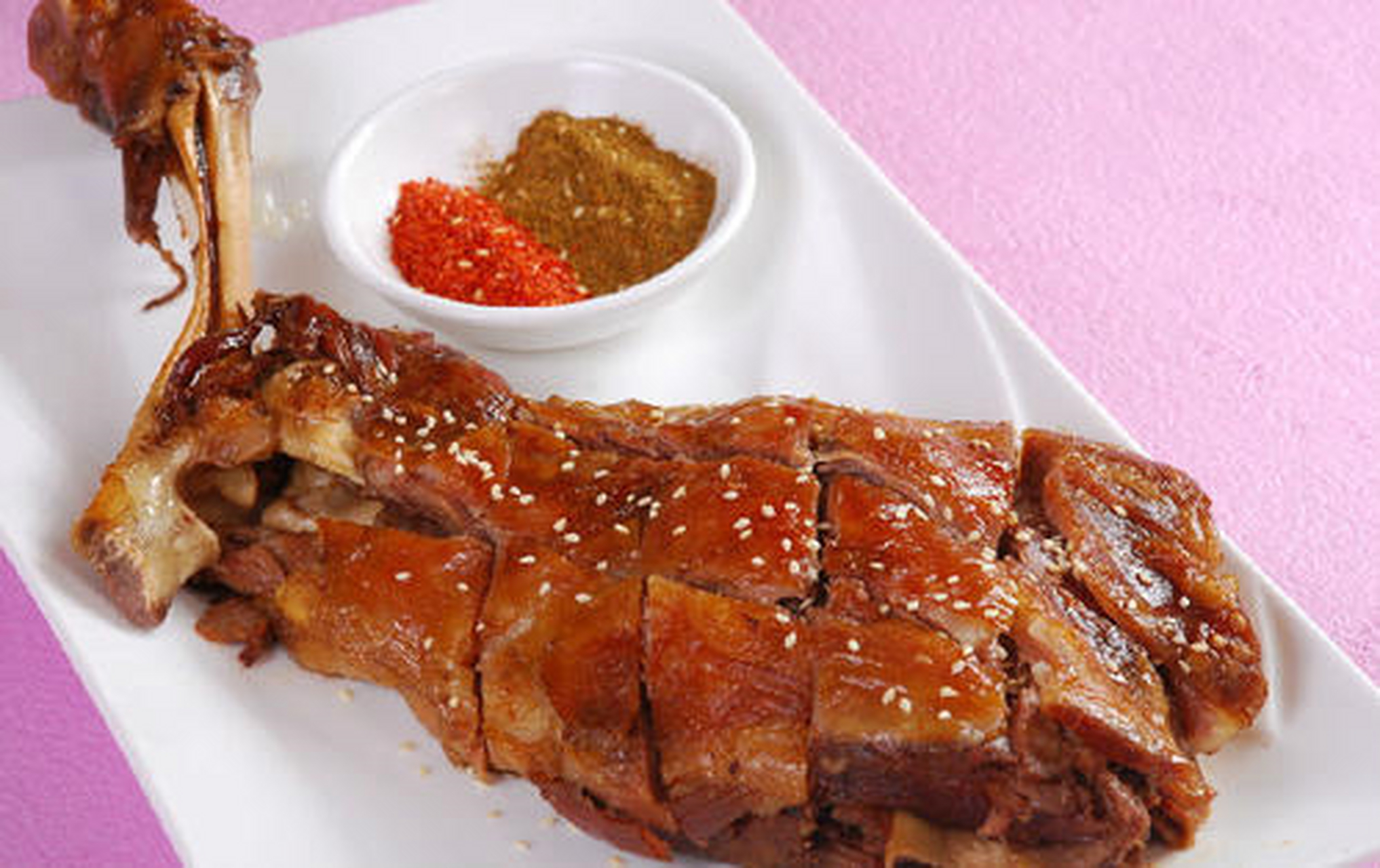 立冬创意美食#烤羊腿,是蒙古族名菜,是从烤全羊演变而来.