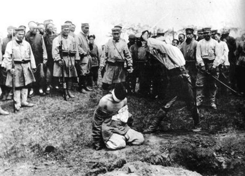日本兵在斩杀被认为是间谍的中国人.